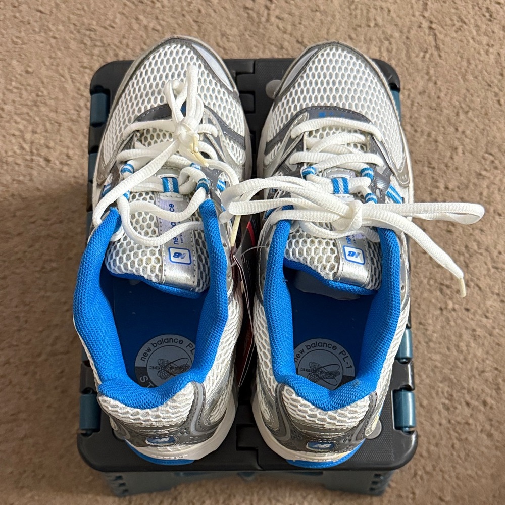 New Balance Women’s White and Blue Sneakers Size 7